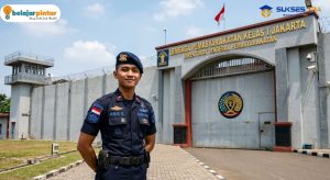 petugas CPNS Kemenkumham yang memiliki pangkat penjaga lapas sedang bertugas menjaga keamanan